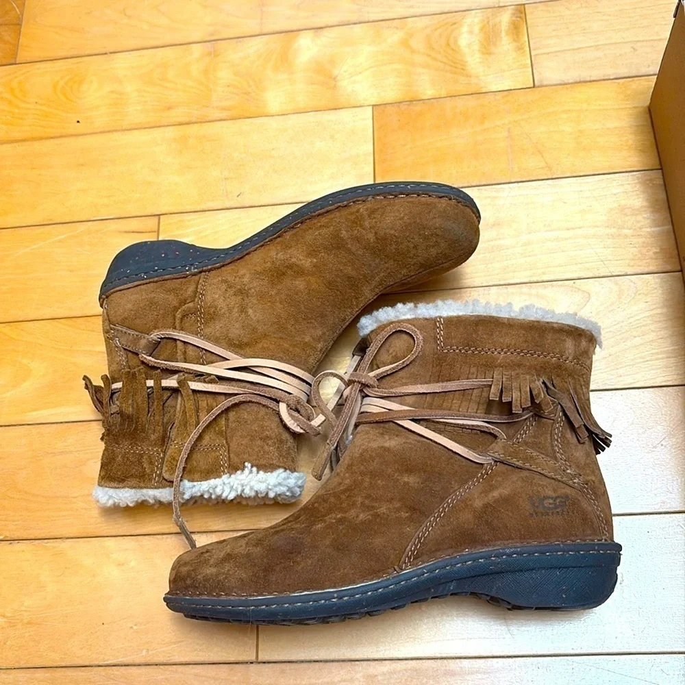 UGG AUSTRALIA “Gaviota” boots in tan